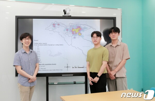 UNIST 권상진 교수(왼쪽부터), 김재성, 윤석호 학생. 유니스트제공 2021년 © 뉴스1