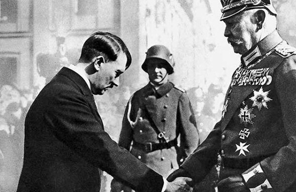 1933년 총리로 지명된 히틀러가 힌덴부르크 대통령을 영접하고 있다.