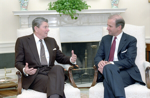 로널드 레이건 대통령과 조 바이든 당시 상원 사법위원장 (1987년 / 사진 출처: 위키피디아)