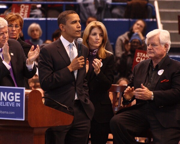 2008년 민주당 전당대회에서의 사진. 왼쪽부터 버락 오바마 전 대통령, 캐롤라인 케네디(케네디 대통령의 딸) 전 주일대사, 테드 케네디 상원의원.